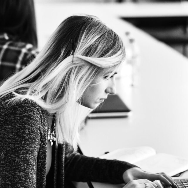 anthony-da-cruz-b4dNhklLF7I-unsplash-scaled Pige der kigger koncentreret på en bærbar pc