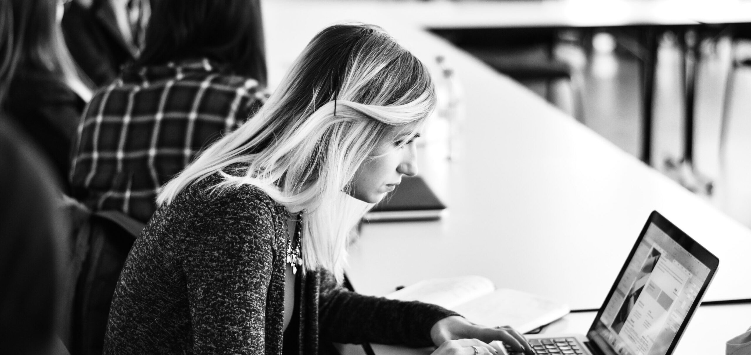 Pige der kigger koncentreret på bærbar pc